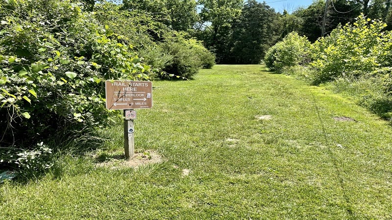 A sign at the trailhead for the nature loop in Leesburg, Virginia